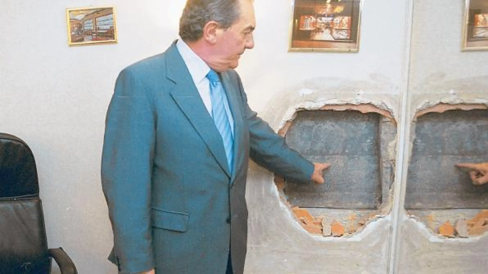 Un joyero enseña un butrón en su tienda