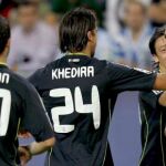 El delantero portugues del Real Madrid Cristiano Ronaldo (d), celebra con sus compañeros, el centrocampista alemán Sami Khedira (c) y el delantero argentino Gonzalo Higuaín (i)