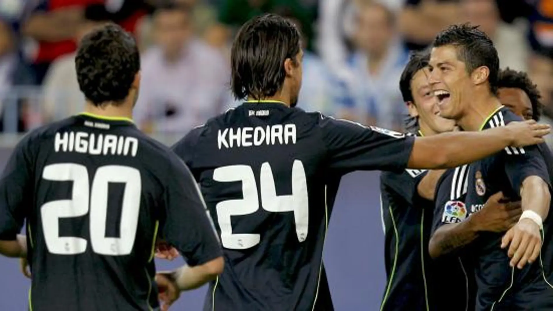 El delantero portugues del Real Madrid Cristiano Ronaldo (d), celebra con sus compañeros, el centrocampista alemán Sami Khedira (c) y el delantero argentino Gonzalo Higuaín (i)