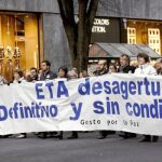 Miles de ciudadanos acudieron a la marcha convocada ayer en Bilbao por Gesto por la Paz para exigir el fin de ETA