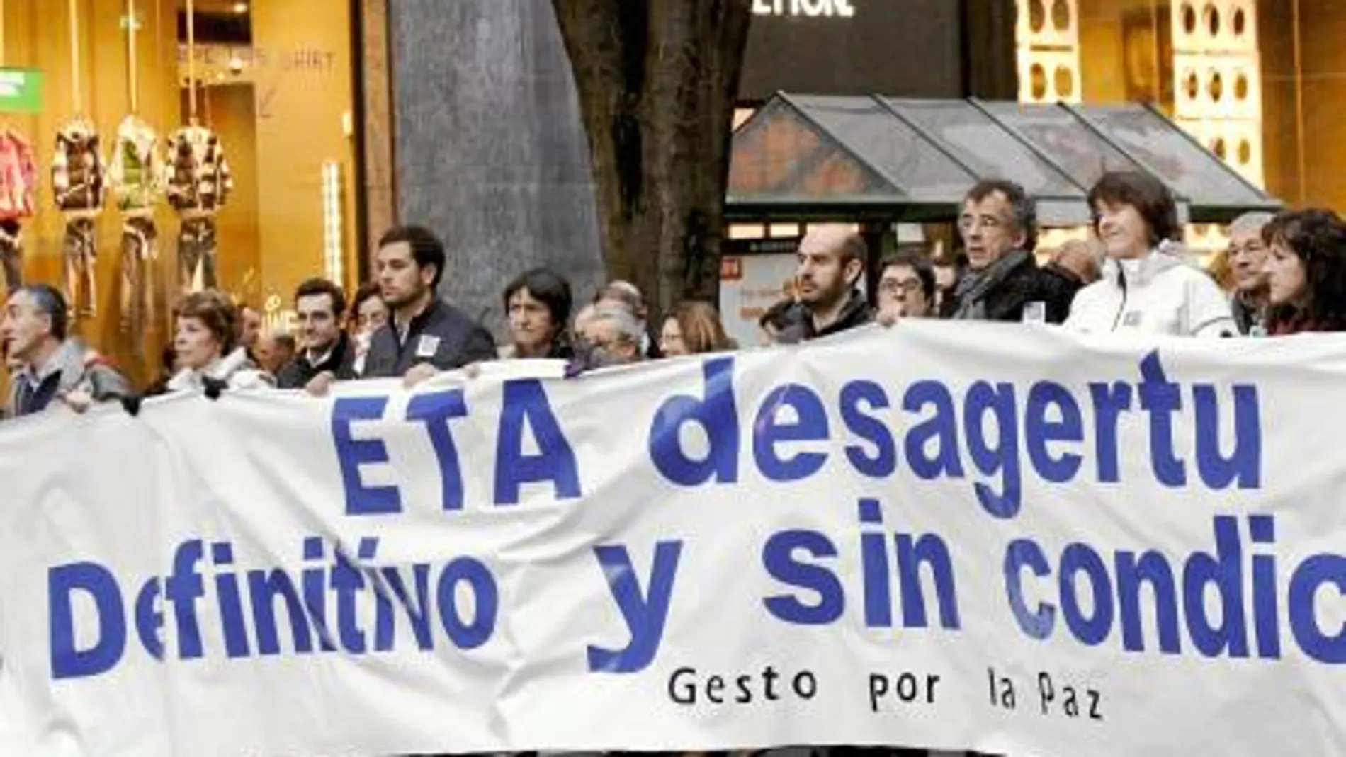 Miles de ciudadanos acudieron a la marcha convocada ayer en Bilbao por Gesto por la Paz para exigir el fin de ETA