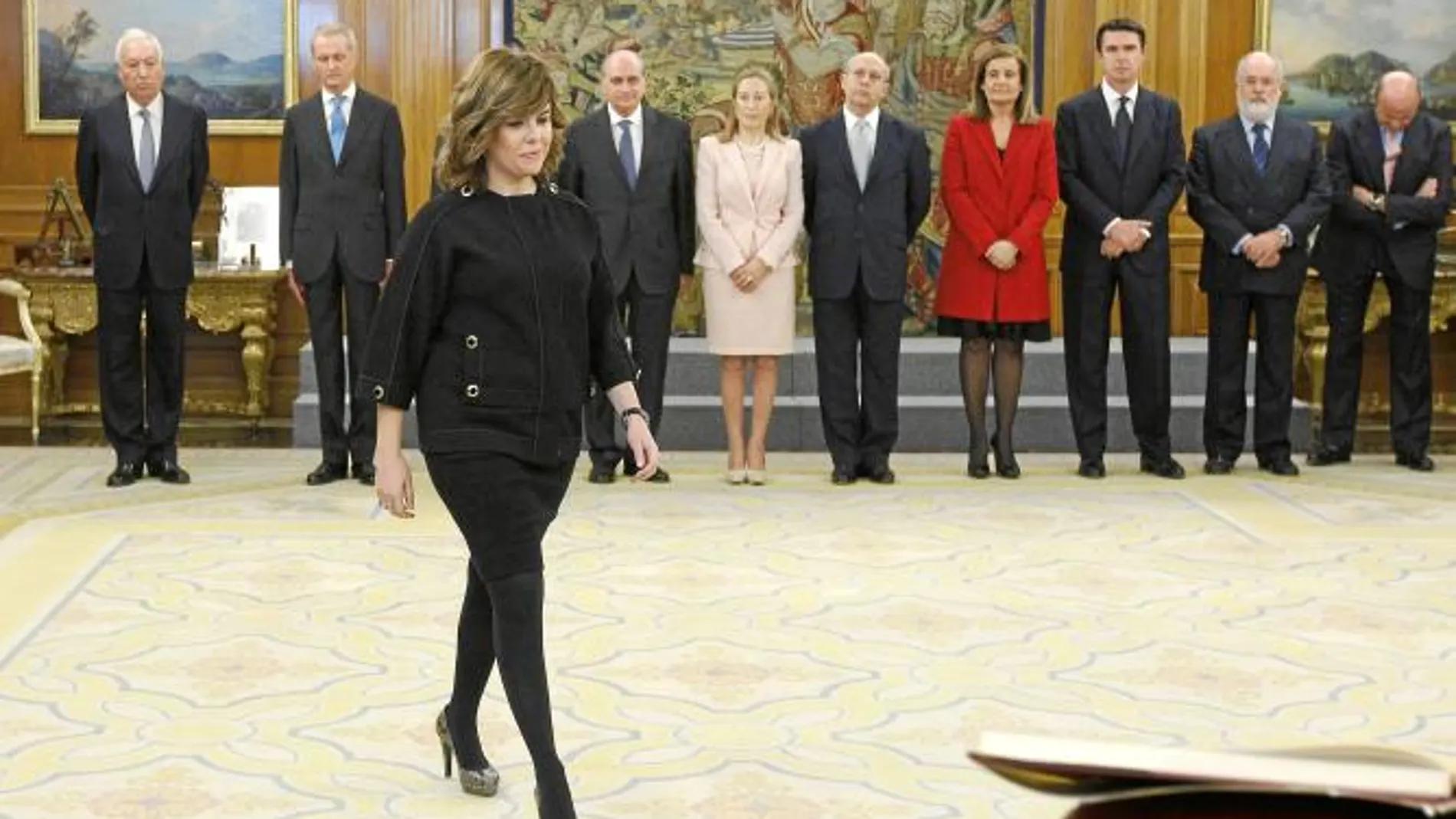 Soraya Sáenz de Santamaría se dirige a jurar su cargo ante algunos de los ministros del Gabinete