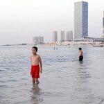 Unos niños se bañan en las playas de Trípoli