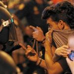 Durante sus protestas, muchos indignados han provocado con gestos e insultos a los agentes. Cuando les detienen, muchos denuncian agresiones falsas