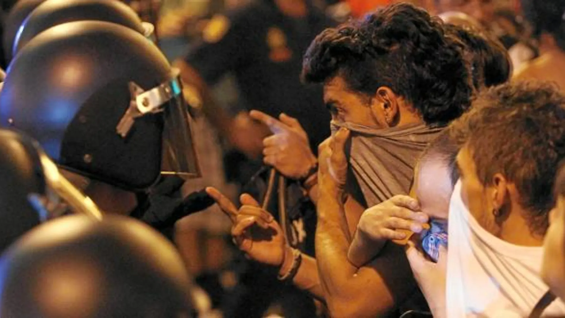Durante sus protestas, muchos indignados han provocado con gestos e insultos a los agentes. Cuando les detienen, muchos denuncian agresiones falsas