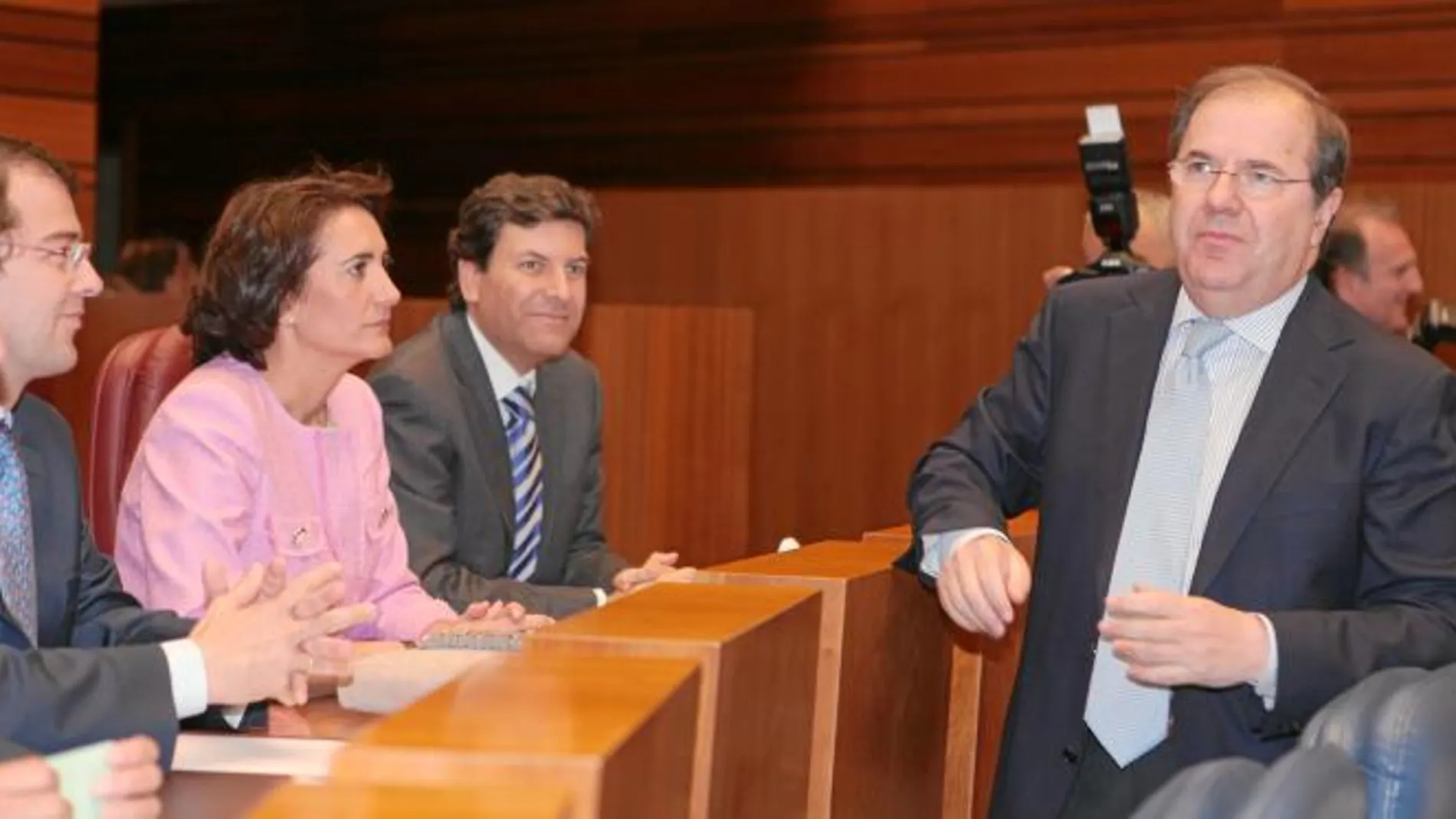Juan Vicente Herrera se dirige a su escaño tras votar por la nueva presidenta, Josefa García Cirac, quien aparece en la imagen junto a Carlos Fernández Carriedo -portavoz del PP- y Alfonso Fernández Mañueco