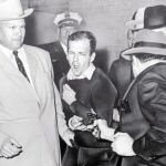 Jack Ruby, propietario de un night club, mata con su revólver al asesino de JFK, Lee Harvey Oswald, en la sede de la Polícia de Dallas el 24 de noviembre de 1963
