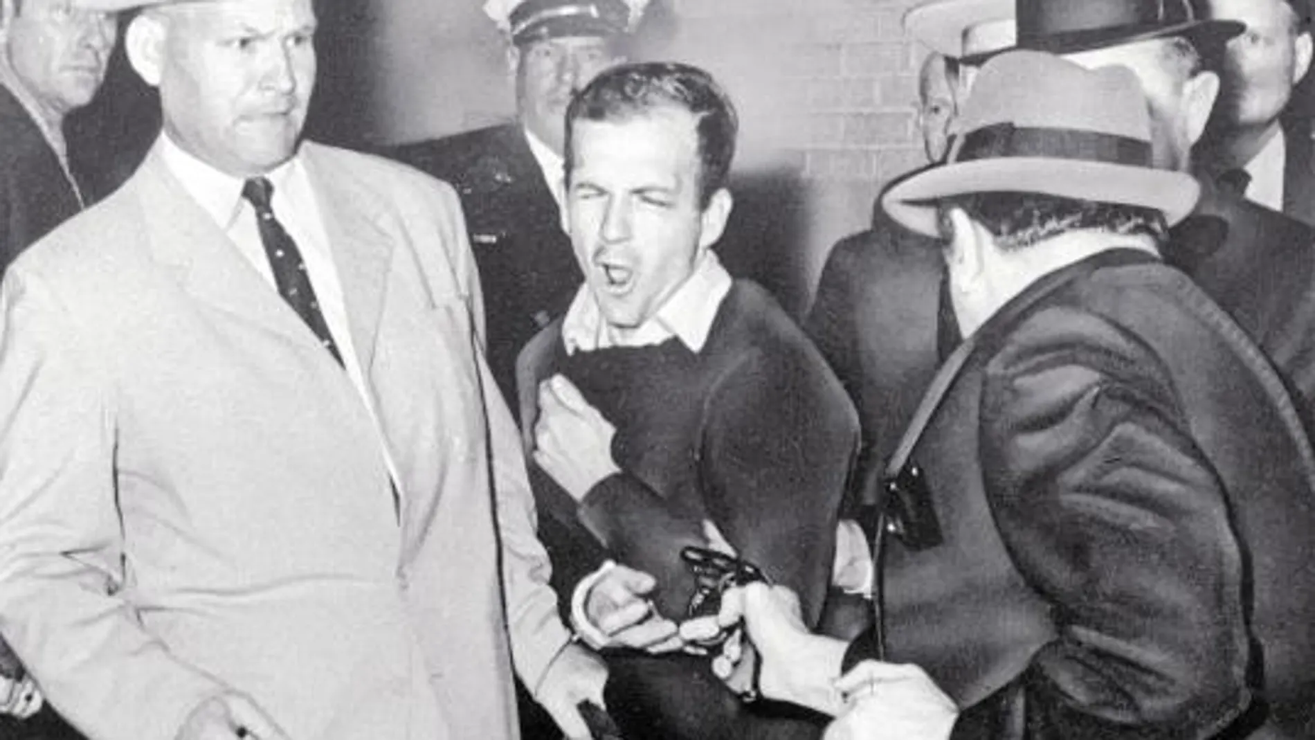 Jack Ruby, propietario de un night club, mata con su revólver al asesino de JFK, Lee Harvey Oswald, en la sede de la Polícia de Dallas el 24 de noviembre de 1963