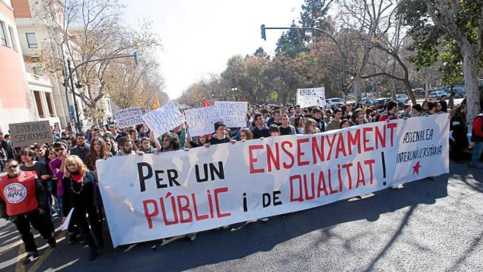 Miles de estudiantes se manifiestan en Valencia contra los recortes