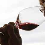 Consumir bebidas con alcohol entre una y dos veces reduce casi un 50 por ciento el riesgo de mortalidad en personas mayores / AP Photo