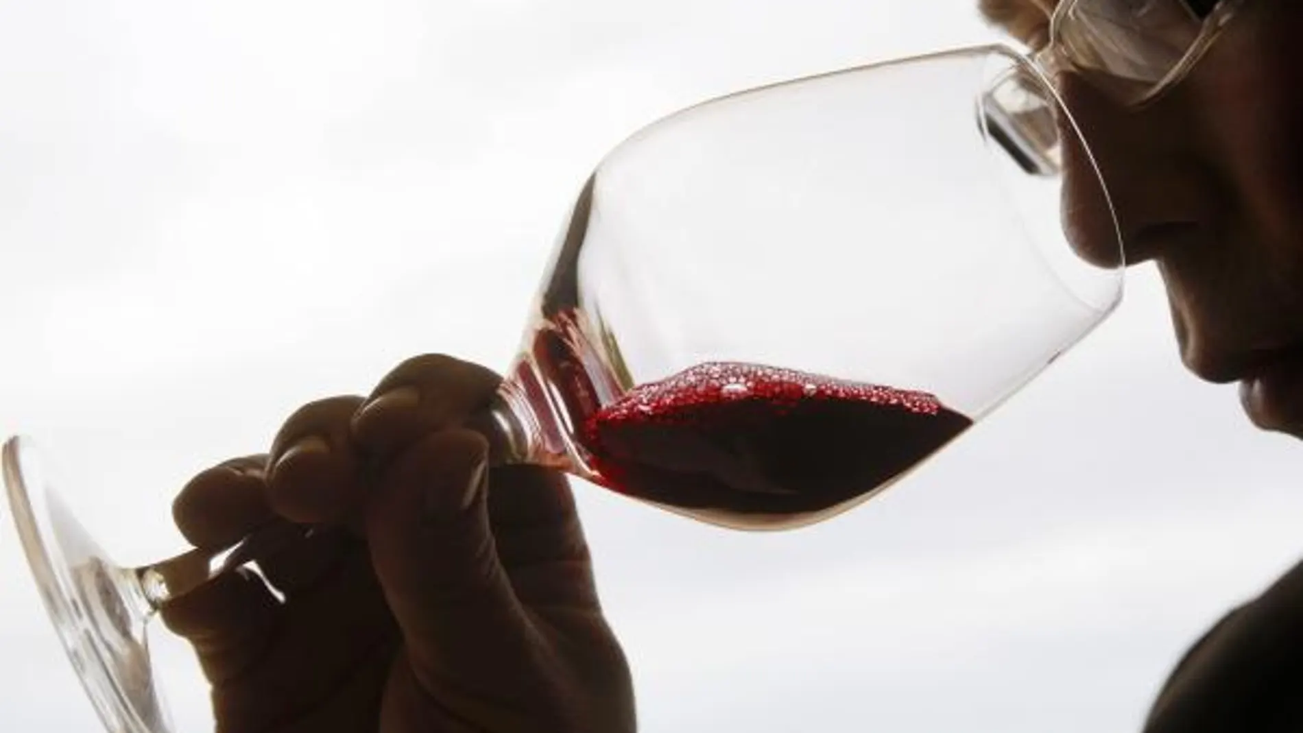 Consumir bebidas con alcohol entre una y dos veces reduce casi un 50 por ciento el riesgo de mortalidad en personas mayores / AP Photo