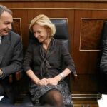 Al Gobierno de Zapatero, en la imagen junto a los vicepresidentes Elena Salgado y Manuel Chaves, se le ha ido de las manos el gasto de personal en enero