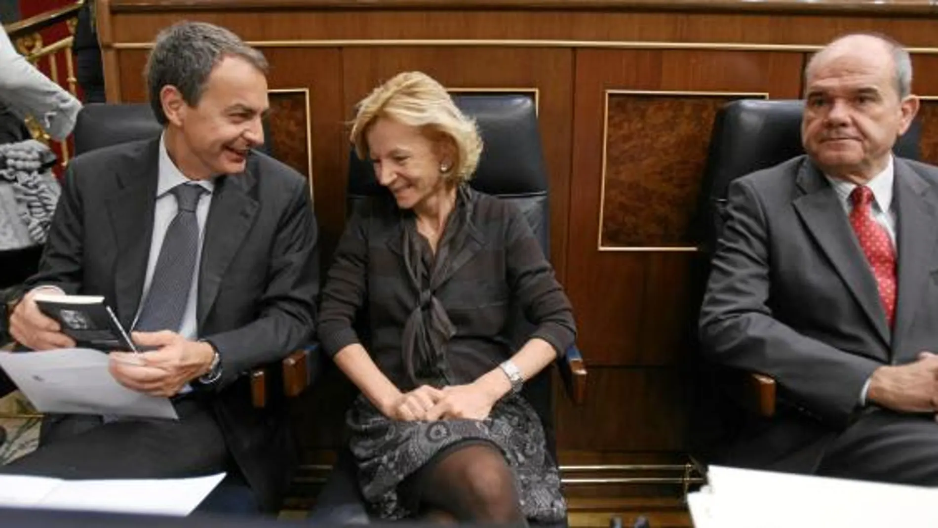 Al Gobierno de Zapatero, en la imagen junto a los vicepresidentes Elena Salgado y Manuel Chaves, se le ha ido de las manos el gasto de personal en enero