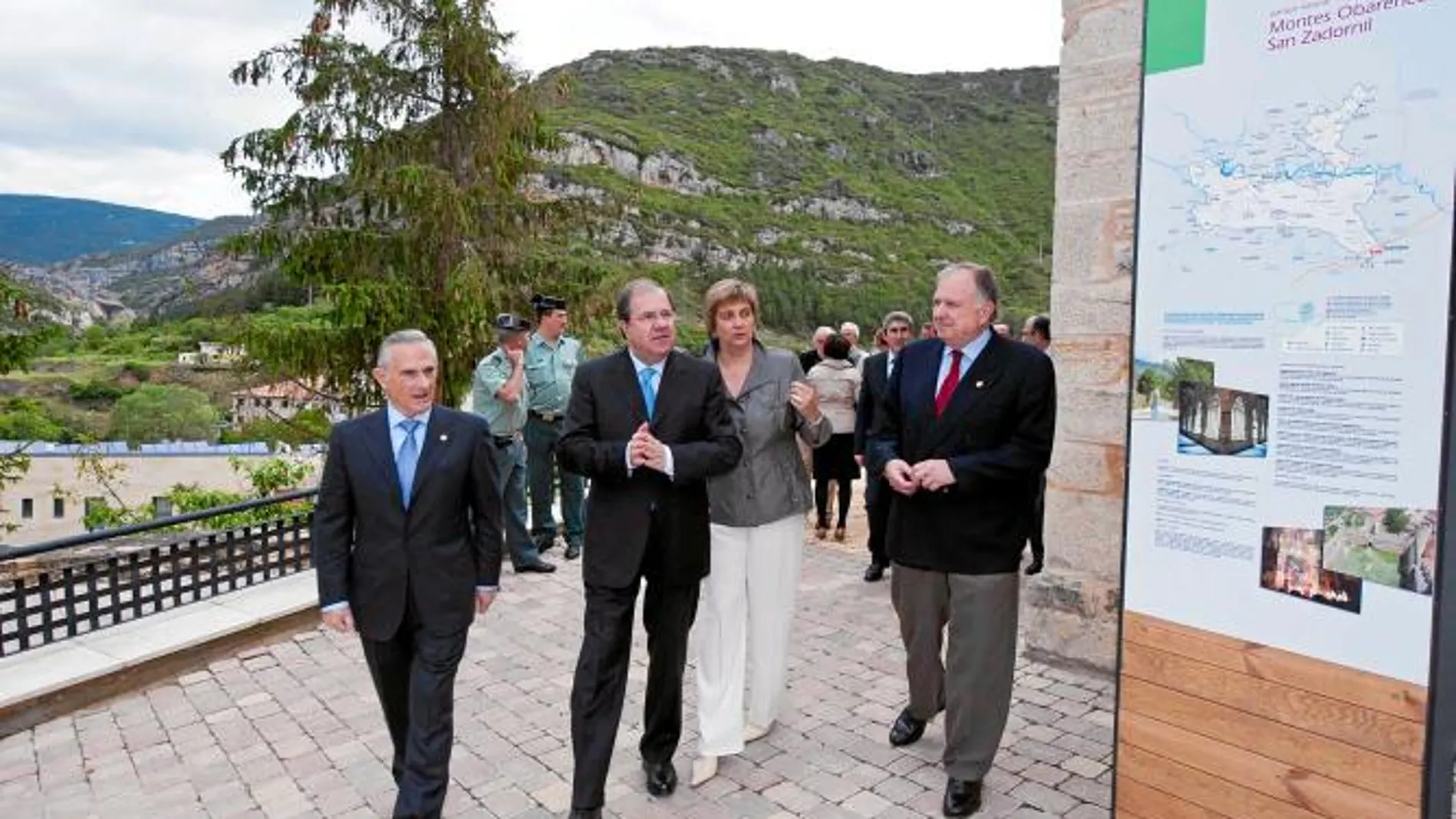 Herrera visita junto a María Jesús Ruiz y Vicente Orden Vigara la nueva Casa del Parque en Oña