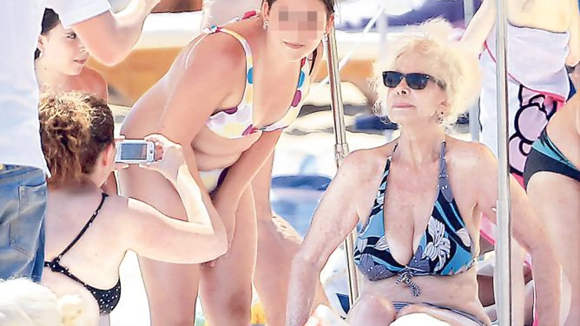 Doña Cayetana, siempre tan atenta, se dejó hacer fotografías con los bañistas de Ibiza