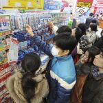 Clientes de un supermercado compran baterias mientras se preparan a los posibles cortes de luz en Tokio