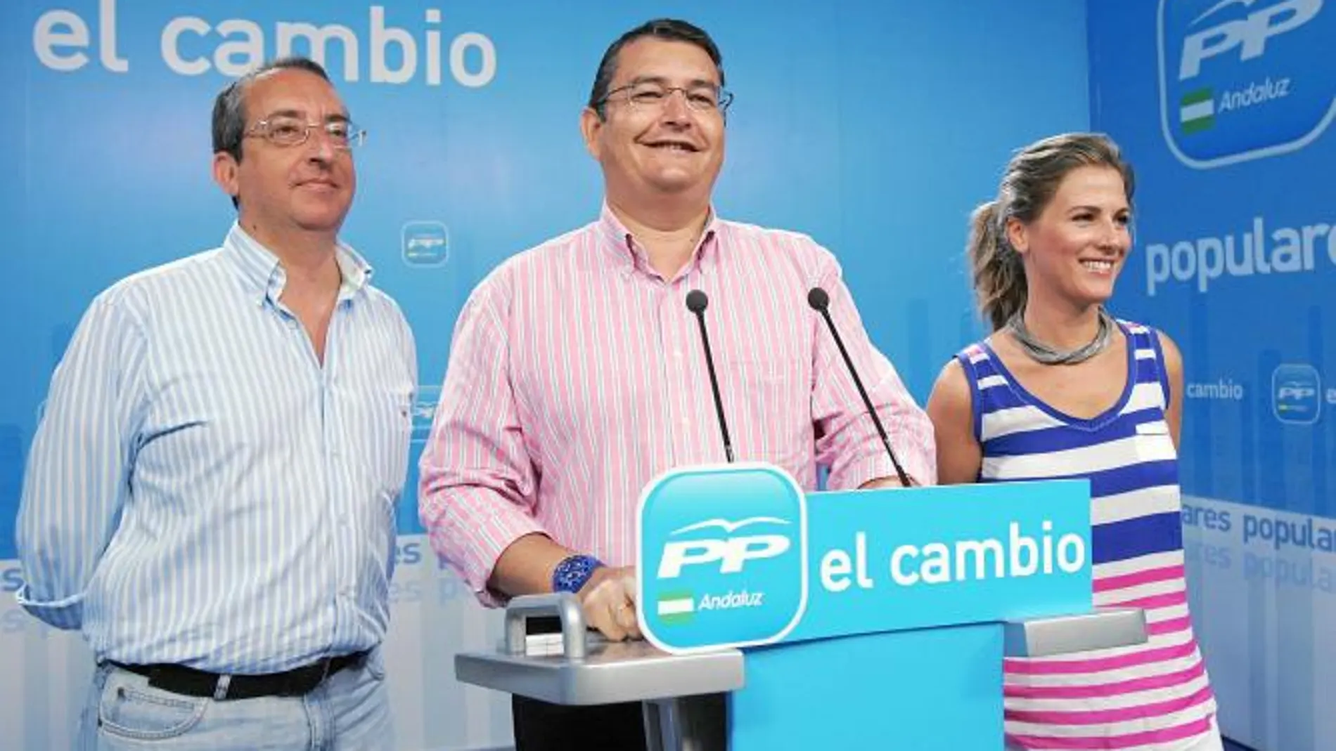 El secretario general del PP andaluz, Antonio Sanz, ayer en la sede regional del partido junto a Rafael Salas y Ana Mestre