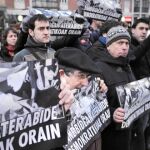 Miles de personas se concentraron ayer en Pamplona para protestar por la detención de presuntos miembros de Ekin y Askatasuna