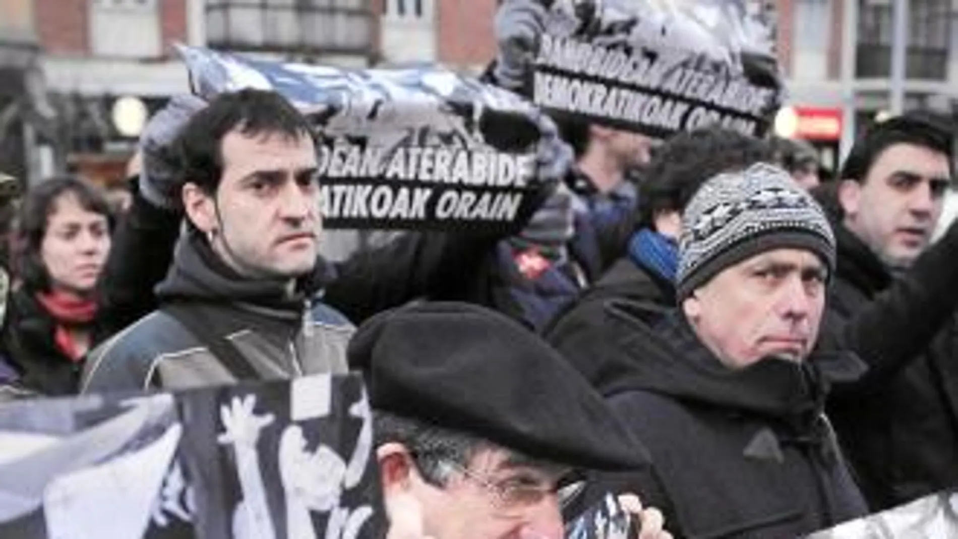 Miles de personas se concentraron ayer en Pamplona para protestar por la detención de presuntos miembros de Ekin y Askatasuna