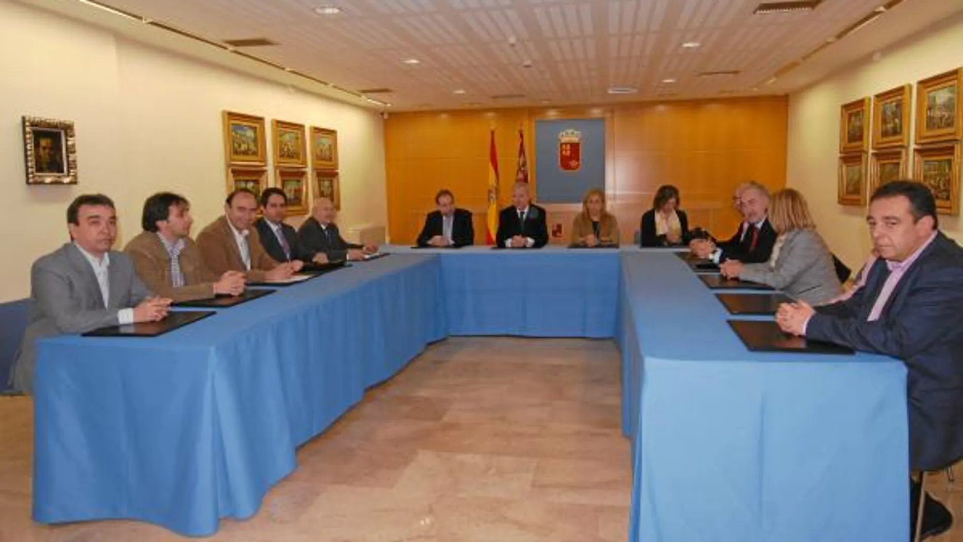 El presidente Valcárcel (centro) presidió la reunión de ayer con las centrales