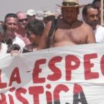 Un grupo de «indignados» se manifestó ayer en la playa de El Palmar (Cádiz) para protestar contra los planes urbanísticos