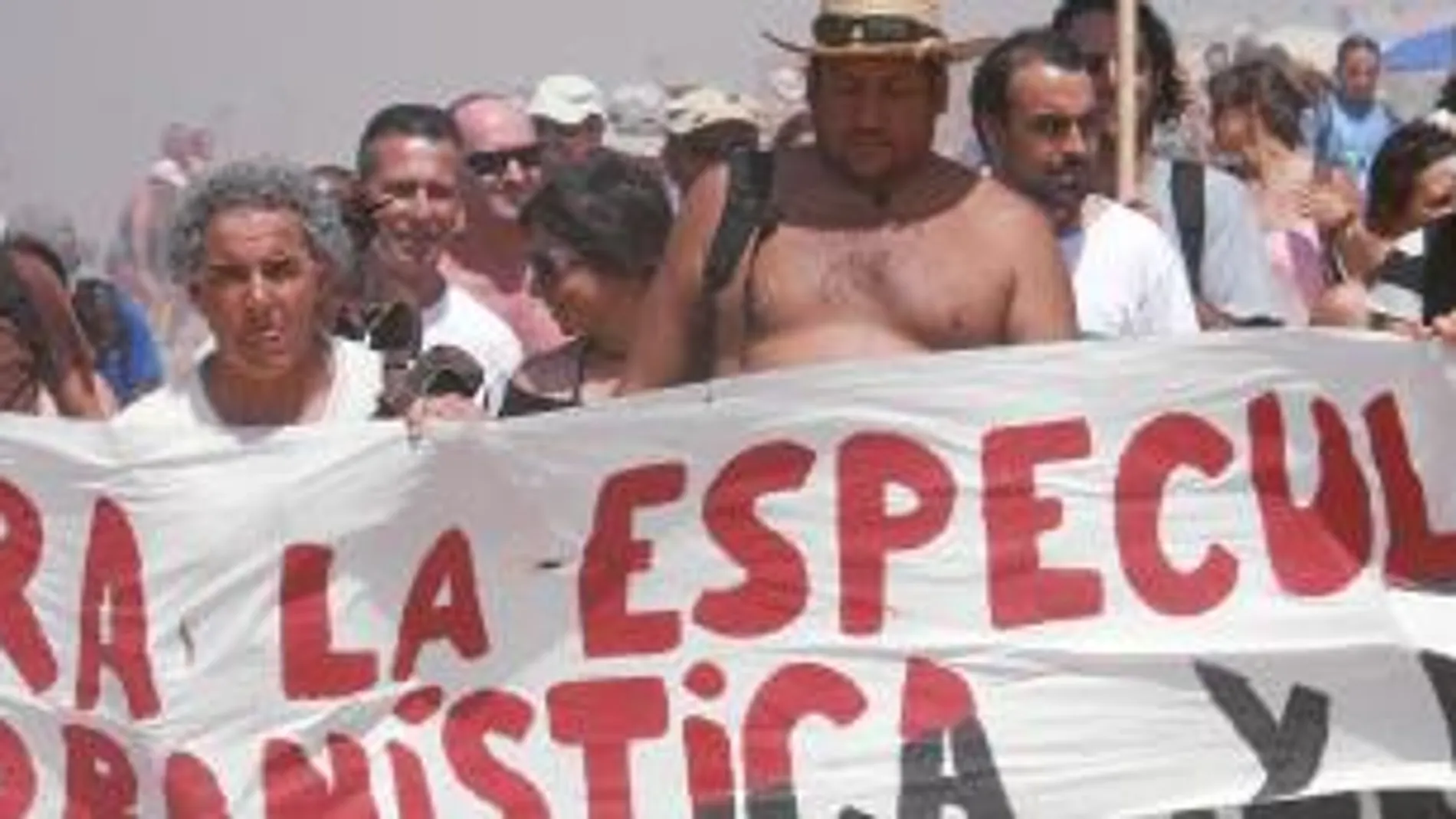 Un grupo de «indignados» se manifestó ayer en la playa de El Palmar (Cádiz) para protestar contra los planes urbanísticos