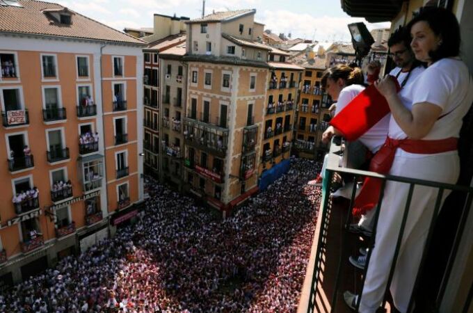 El alcalde de Pamplona lanza el 'chupinazo' y abre los Sanfermines
