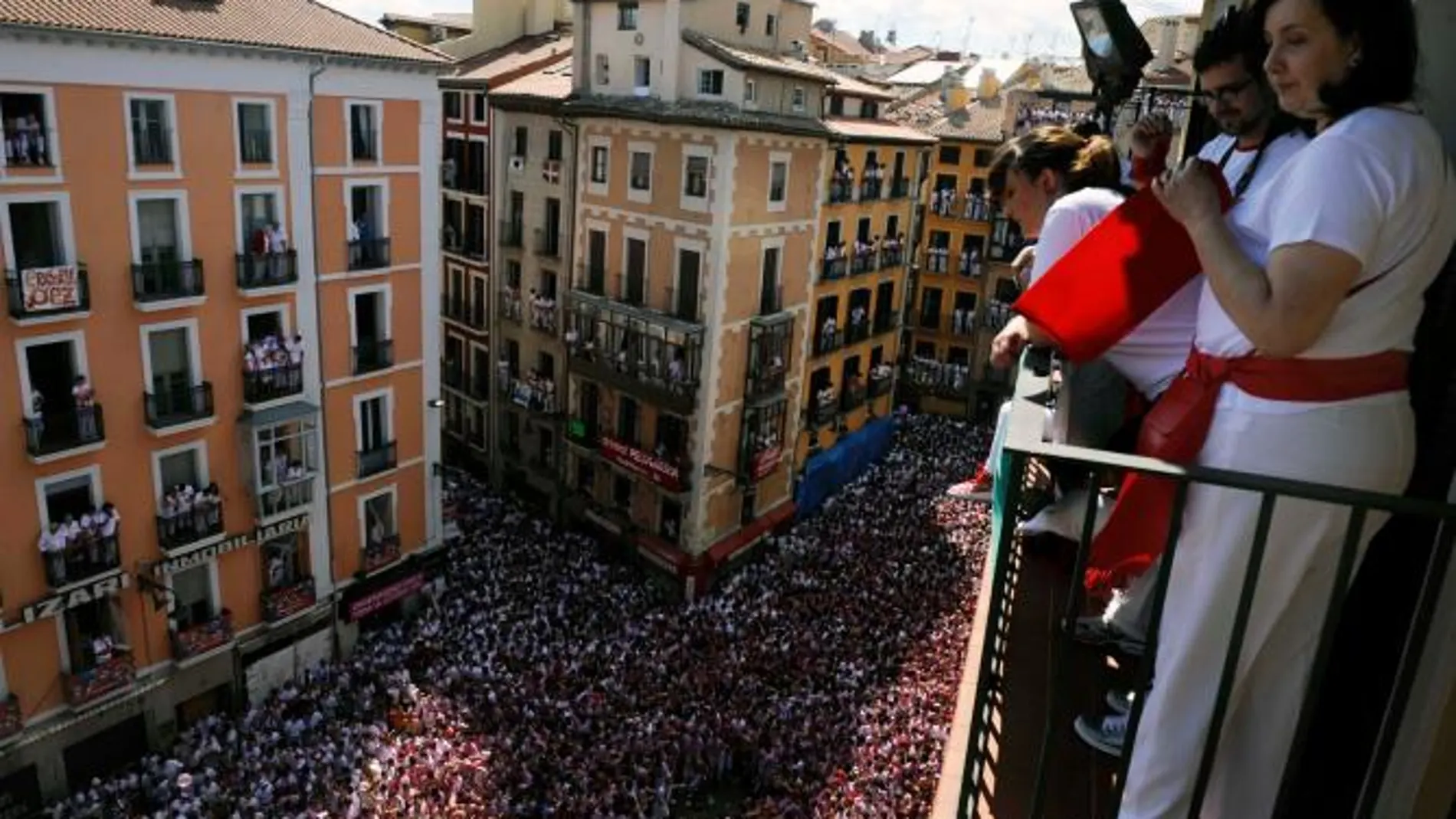 El alcalde de Pamplona lanza el 'chupinazo' y abre los Sanfermines