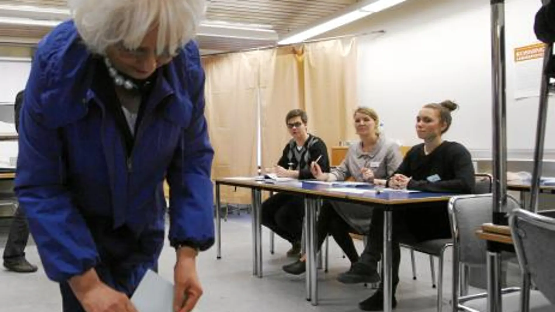 Johanna Sigurdardottir, la primera ministra islandesa, acude a votar el sábado a un colegio electoral de Reikiavik