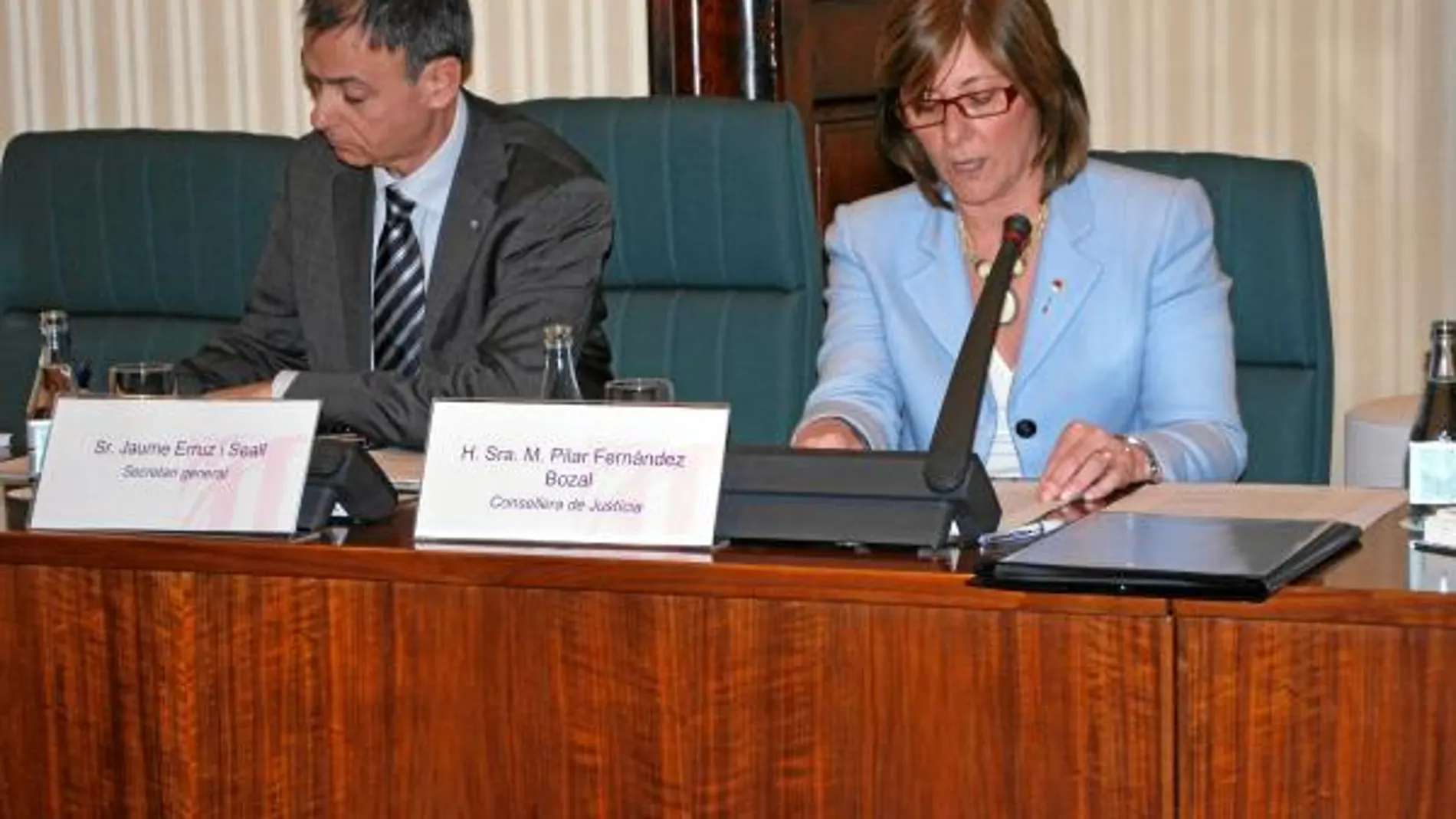 La consellera de Justicia, Pilar Fernández Bozal presentó sus proyectos en el Parlament