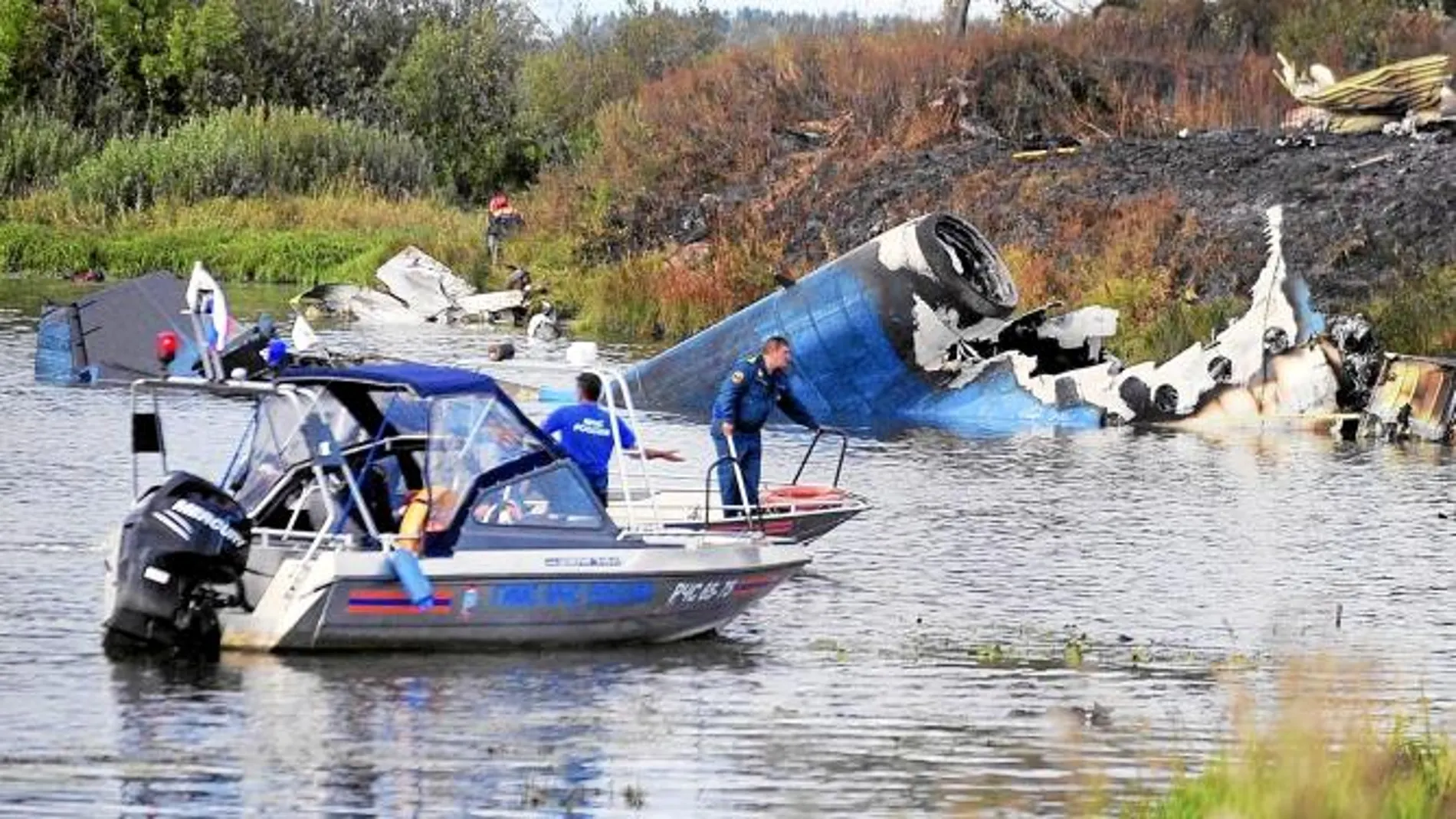 Miembros de los servicios de emergencia buscan entre los restos del avión Yak-42, siniestrado ayer cerca de la ciudad rusa de Yaroslavl