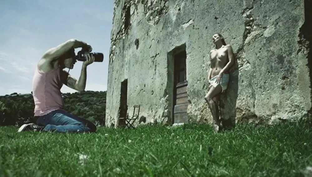 Kate Moss posa desnuda para el calendario Pirelli de 2012