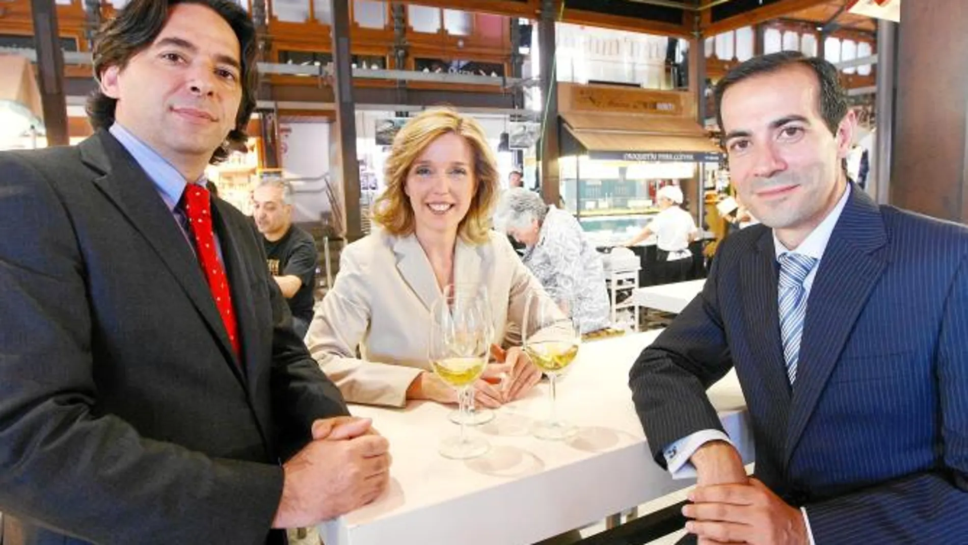 Los tres consejeros toman un mosto en el mercado de San Miguel