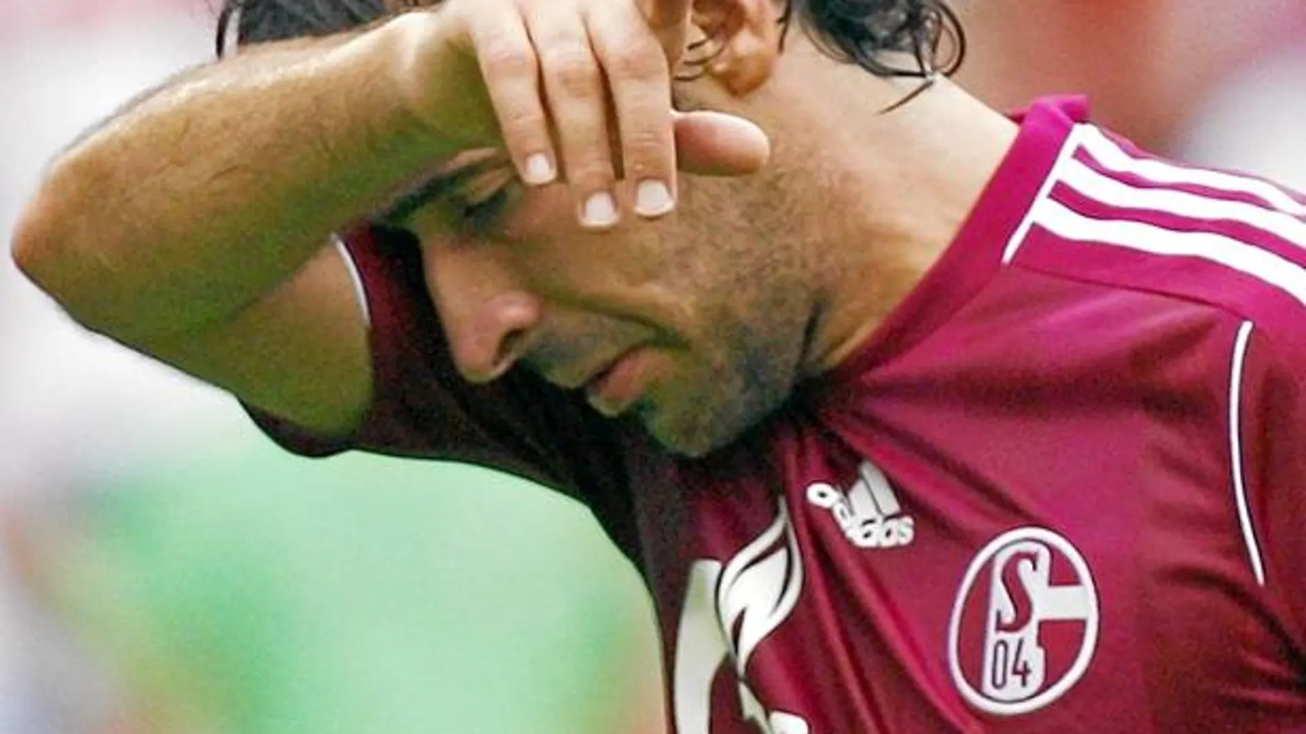 Raúl abandona cabizbajo el césped del Stuttgart