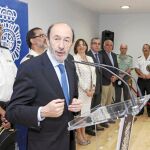 Rubalcaba aún da alas al 15-M pese a los incidentes