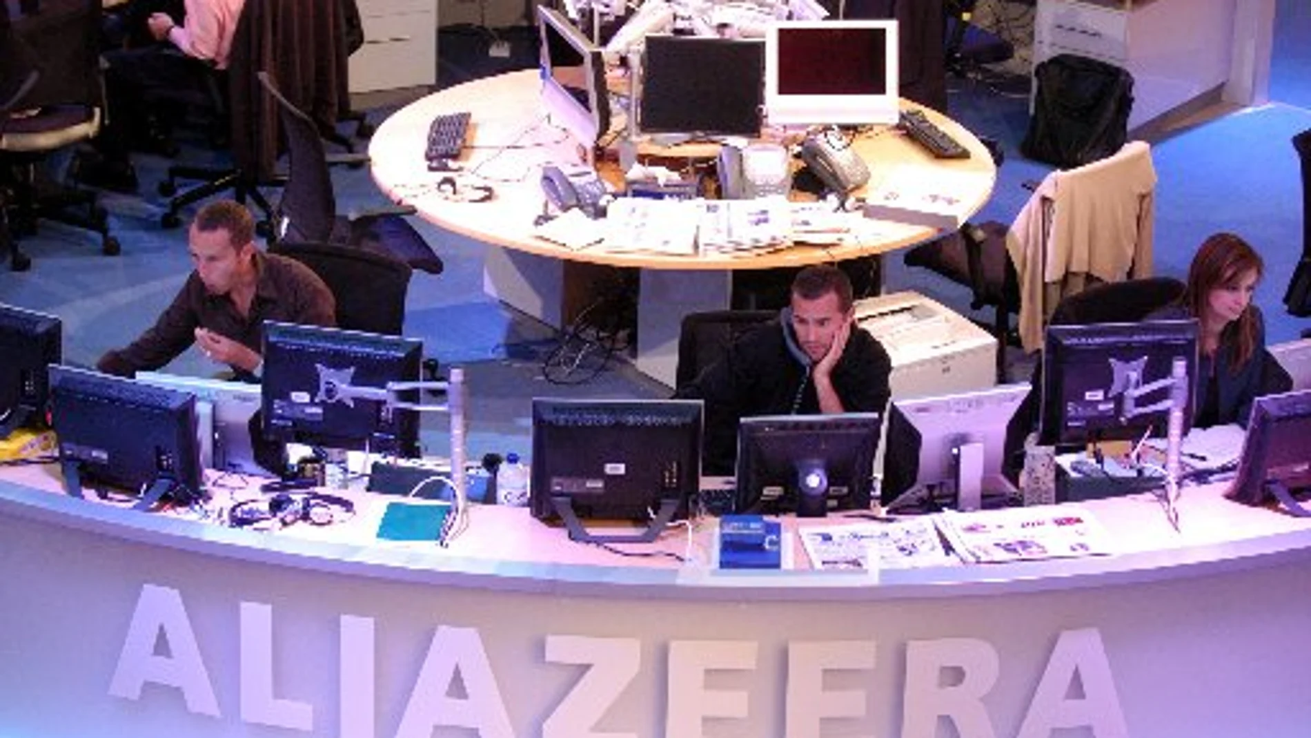 El personal de "Al Yazira Internacional"trabaja en la redacción