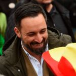 El presidente de Vox, Santiago Abascal, a su llegada a la concentración convocada por su partido, el PP y Ciudadanos este domingo en la plaza de Colón de Madrid, en protesta por el diálogo de Pedro Sánchez con los independentistas catalanes y en demanda de elecciones generales.