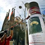 Un operario pega uno de los carteles diseñados por el artista Miquel Barceló que anuncia la última corrida de toros que tendrá lugar en la Monumental de Barcelona, antes de que entre en vigor la prohibición de las corridas en Cataluña, el 1 de enero de 20
