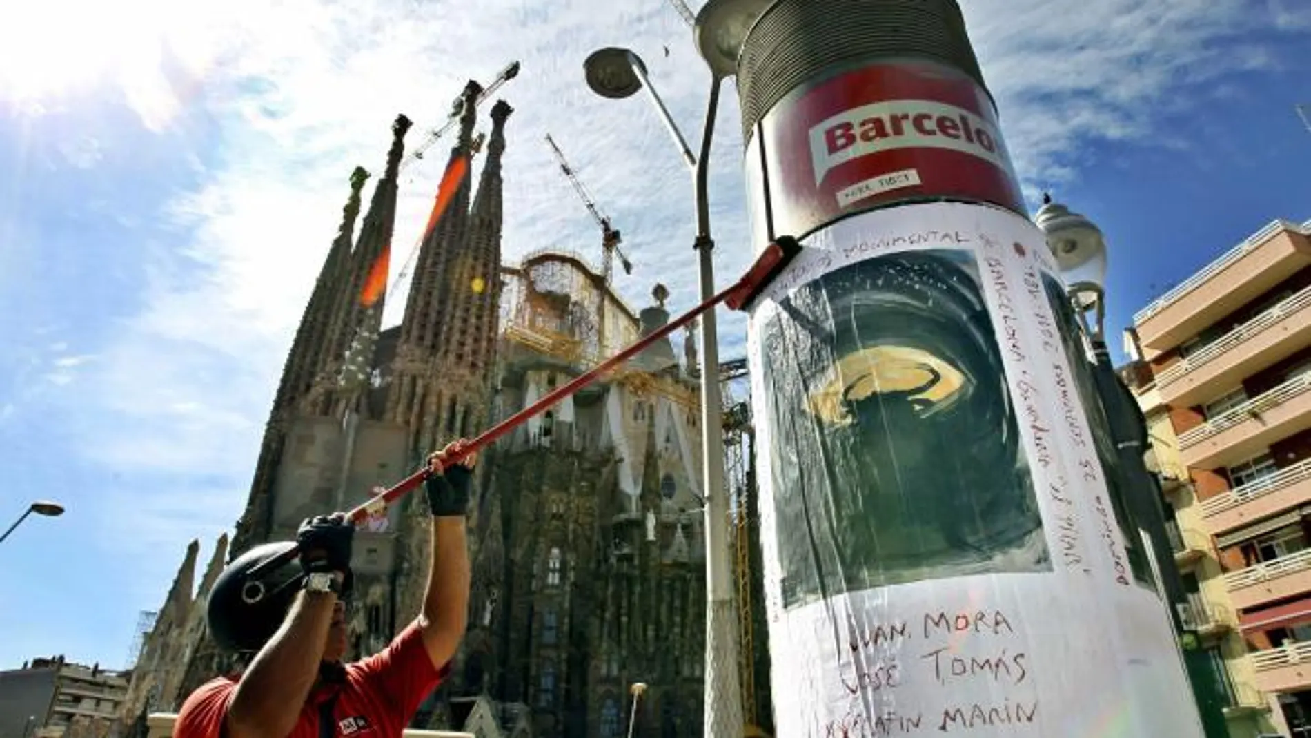 Un operario pega uno de los carteles diseñados por el artista Miquel Barceló que anuncia la última corrida de toros que tendrá lugar en la Monumental de Barcelona, antes de que entre en vigor la prohibición de las corridas en Cataluña, el 1 de enero de 20