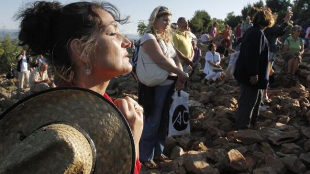 Varios fieles paran para rezar en las proximidades de Medjugorje
