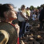 Varios fieles paran para rezar en las proximidades de Medjugorje