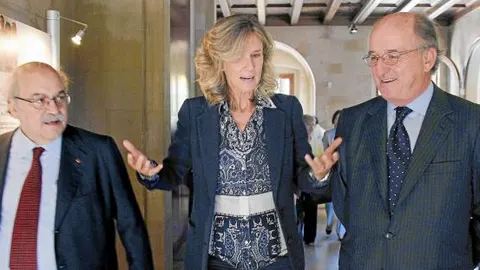 Cristina Garmendia, ayer, entre Antoni Brufau y Andreu Mas-Colell
