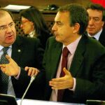 El presidente Herrera conversa con Zapatero, en presencia del portavoz, en la Cumbre Hispano-Lusa de Zamora