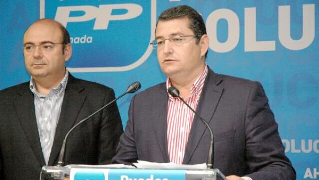 El secretario general del PP-A, Antonio Sanz, junto al presidente del PP de Granada, Sebastián Pérez