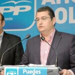 El secretario general del PP-A, Antonio Sanz, junto al presidente del PP de Granada, Sebastián Pérez