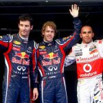 Webber, Vettel y Hamilton, los tres más rápidos en las pruebas clasificatorias, saludan al público tras la sesión
