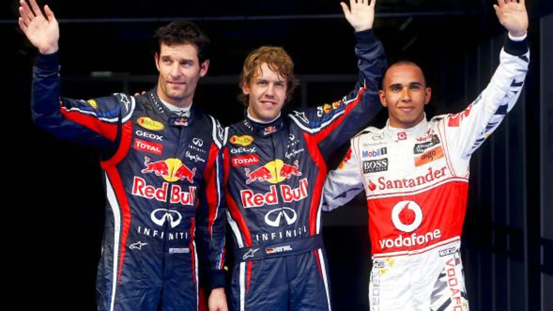 Webber, Vettel y Hamilton, los tres más rápidos en las pruebas clasificatorias, saludan al público tras la sesión
