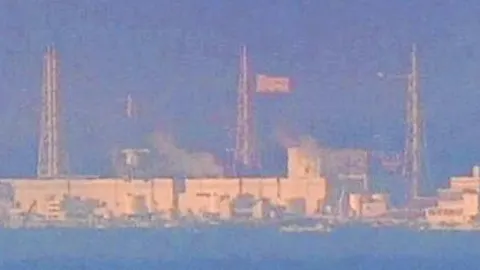 El humo que salía de los reactores de la central de Fukushima era visible anoche a distancia