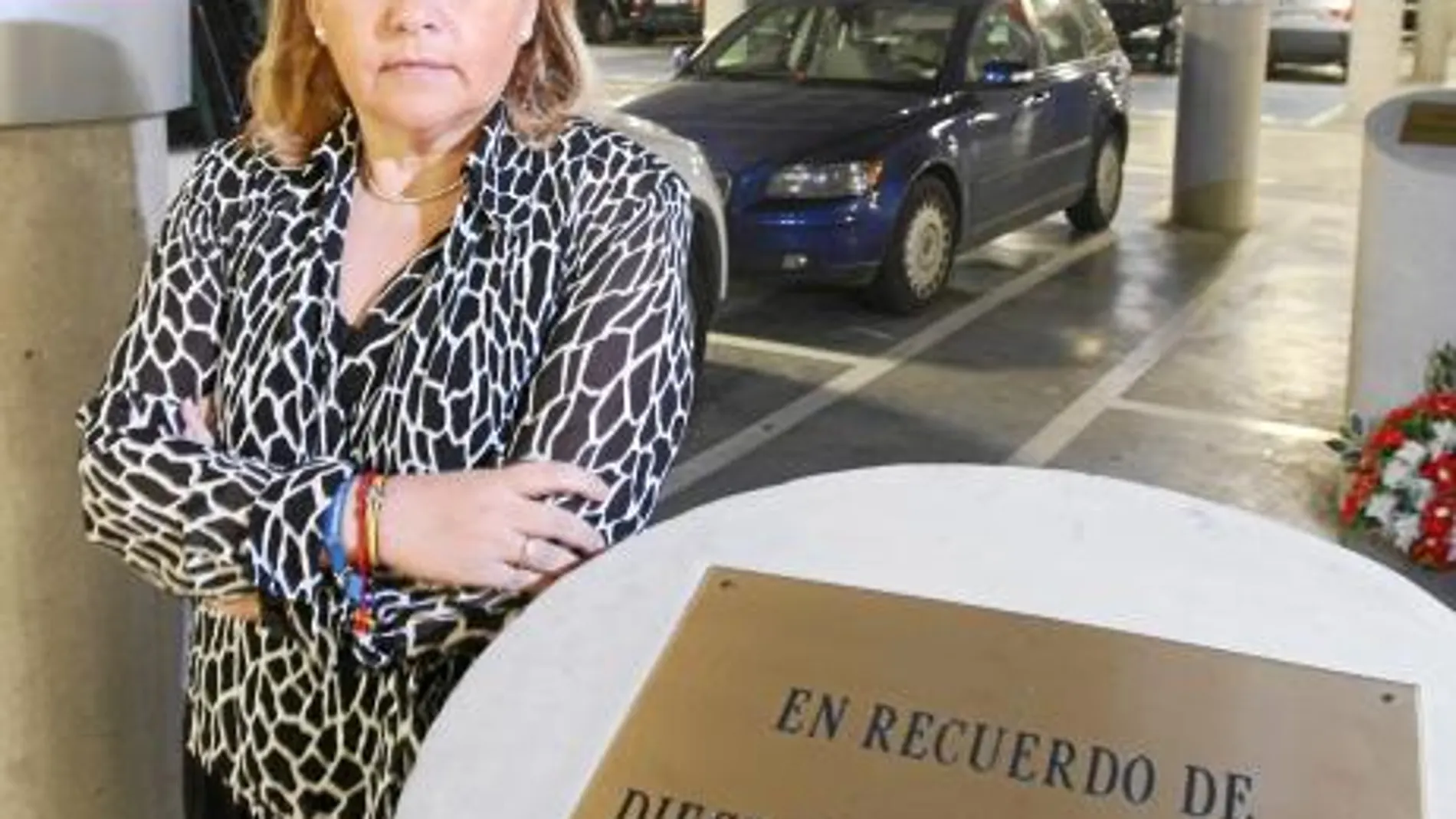 Ángeles Pedraza, presidenta de la AVT, ayer, en el lugar donde fue asesinado Diego Armando Estacio, en la terminal del aeropuerto de Barajas