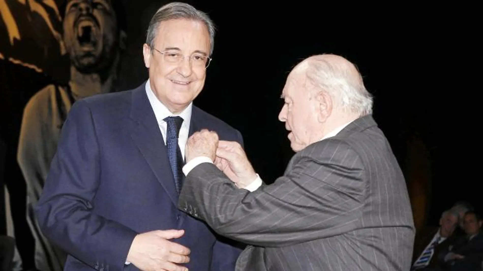 Florentino Pérez recibe la insignia de oro de manos de Alfredo Di Stéfano